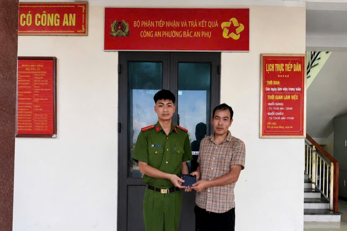 Lực lượng tham gia bảo vệ an ninh, trật tự ở cơ sở trả lại tài sản cho người đánh rơi tại phường Bắc An Phụ